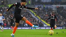 Reece James z Chelsea stílí na bránu týmu Brighton&Hove.