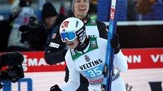 Norský skokan na lyích Marius Lindvik se raduje z vítzství v závod Turné...