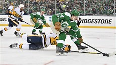 Denis Gurjanov (vpravo) z Dallasu brán�ný Mattem Irwinem z Nashvillu.