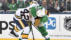 Radek Faksa (vpravo) z Dallasu v poty�ce s  Colinem Blackwellem z Nashvillu.