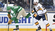 Radek Faksa (vlevo) z Dallasu v souboji s Mattem Irwinem z Nashvillu.