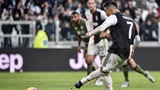 Cristiano Ronaldo z Juventusu stílí jeden ze svých tí gól v duelu s Cagliari.