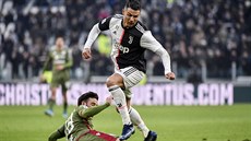 Cristiano Ronaldo z Juventusu pechází pes  Nahitana Nandeze z Cagliari.