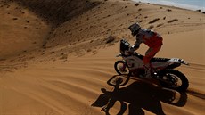 Motocyklista Mario Patrao se strojem KTM v 5. etap Rallye Dakar.