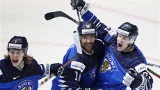 Finský junior Joonas Oden (uprostřed) slaví svou trefu proti Američanům...