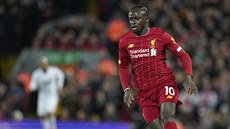 Sadio Mané z Liverpoolu kontroluje mí.