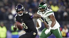 Lamar Jackson (vlevo) z Baltimoru uniká obran NY Jets.