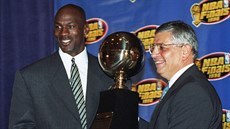 Archivní snímek z roku 1996: Michael Jordan (vlevo) a David Stern pi pedávání...