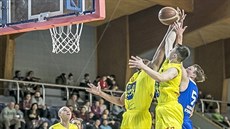 Jeremy McLaughlin (druhý zleva) a Filip Novotný z GBA Jind�ich�v Hradec...