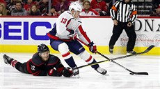 Brett Pesce z Caroliny zkouí zastavit Jakuba Vránu z Washingtonu.