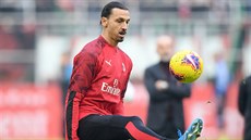 Zlatan Ibrahimovic z AC Milán se rozcviuje ped utkáním italské ligy proti...