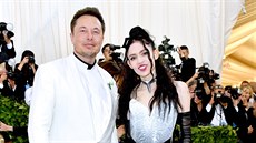 Elon Musk a zpvaka Grimes na Met Gala (New York, 7. kvtna 2018)