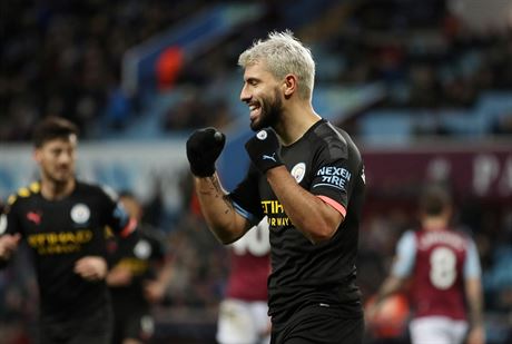 Sergio Agüero z Manchesteru City se raduje ze vsteleného gólu.