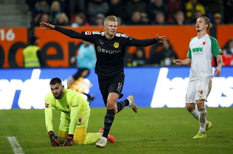 Braut Haaland z Dortmundu slaví gól do sít Augsburgu.