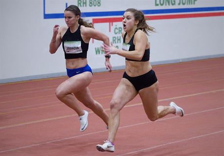 Helena Jiranová (vlevo) bhem sprintu na 60 metr.