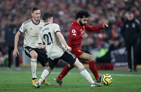 Mohamed Salah (vpravo) z Liverpoolu se snaí pejít pes Daniela Jamese z...