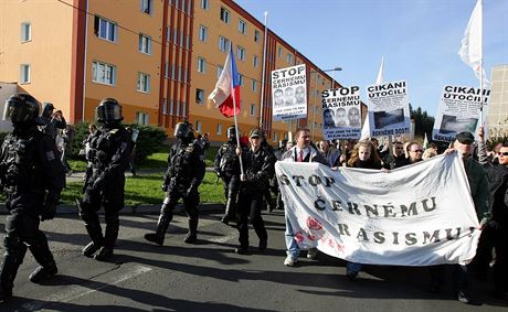 V prvodu extremist v Rotav li i ti uitelé z místní základní koly. Romové...