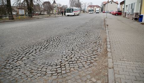 Silnice z ulových kostek u vlakového nádraí ve Skalici nad Svitavou na...