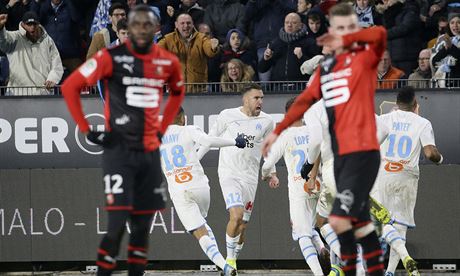 Kevin Strootman (uprosted) z Marseille slaví se spoluhrái gól v duelu s...