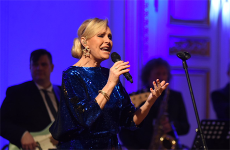 Helena Vondráková na charitativním plese prezidenta Miloe Zemana a jeho...