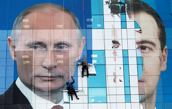 Portréty Dmitrije Medvva (vpravo) a Vladimira Putina  na pedvolebním plakátu...