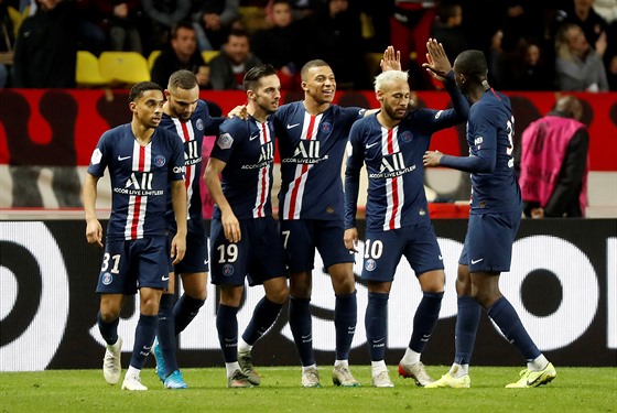 Hrái Paris St Germain slaví branku proti Monaku.