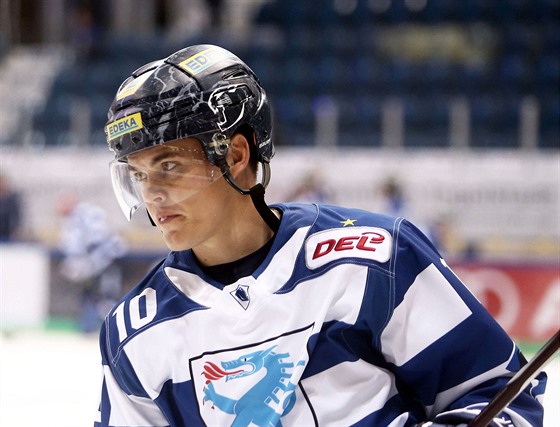 Finský hokejový obránce Ville Koistinen.