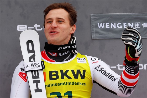 Matthias Mayer oslavuje svj první triumf v kombinaci. Zvítzil ve výcarském...