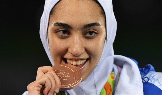 Íránská taekwondistka Kimía Alízadeová s bronzovou olympijskou medailí z her v...