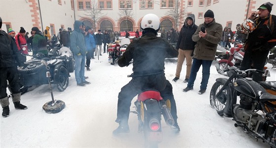 Motorkáský sraz na zámku Augustusburgu nedaleko východonmeckého Chemnitzu...