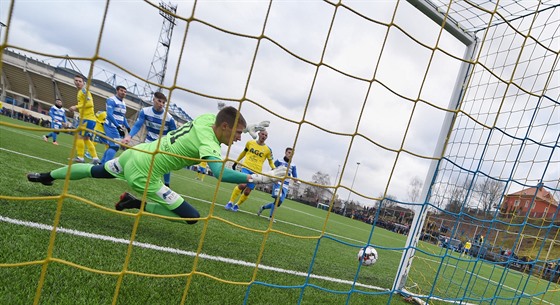 Ústecký branká Jan Plachý zasahuje v utkání proti Teplicím.