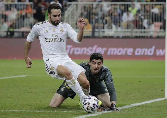 Dani Carvajal z Realu Madrid (vlevo) hraje balon ve finále panlského...
