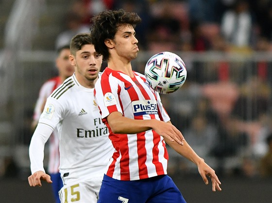 Joao Felix z Atlética Madrid zpracovává balon v utkání proti Realu Madrid.