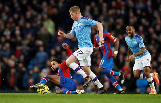 Kevin De Bruyne (uprosted) z Manchesteru City se dere za balonem v utkání...