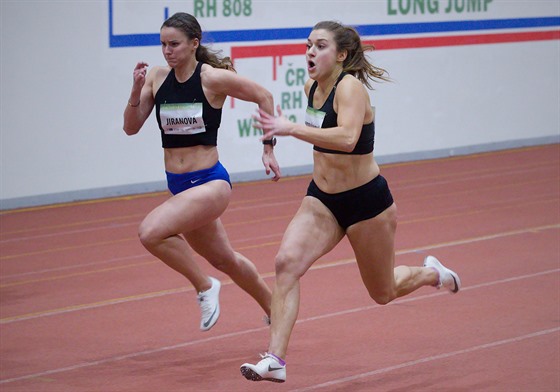 Helena Jiranová (vlevo) bhem sprintu na 60 metr.