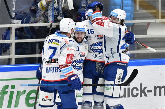 Hokejisté Komety Brno se radují ze vstelené branky v zápase proti Plzni.