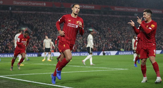 Virgil van Dijk (uprosted) vstelil první gól Liverpoolu v utkání proti...