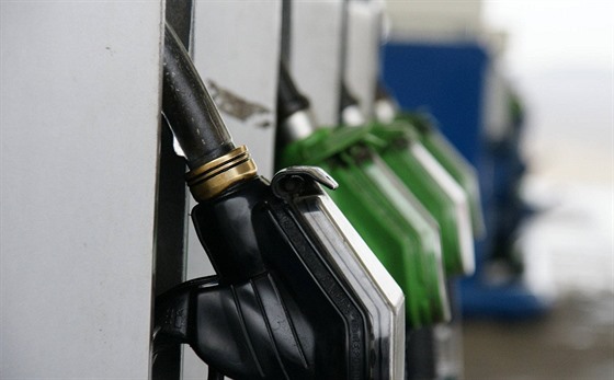 Pohonné hmoty v Plzni zlevnily o několik korun. Giganti kopírují ceny malých čerpacích stanic. (Ilustrační snímek)