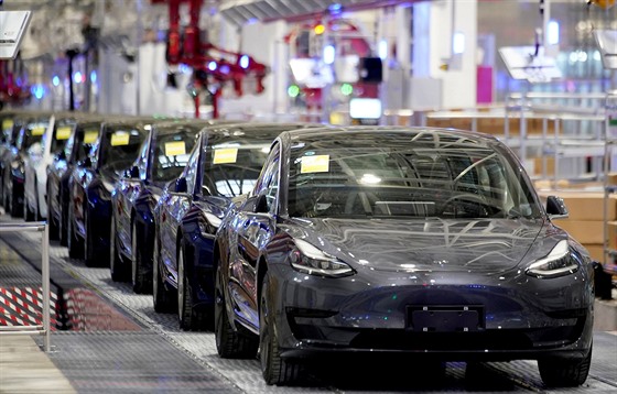 Automobily Tesla Model 3 sjídjí z výrobního pásu Muskovy nové automobilky v...