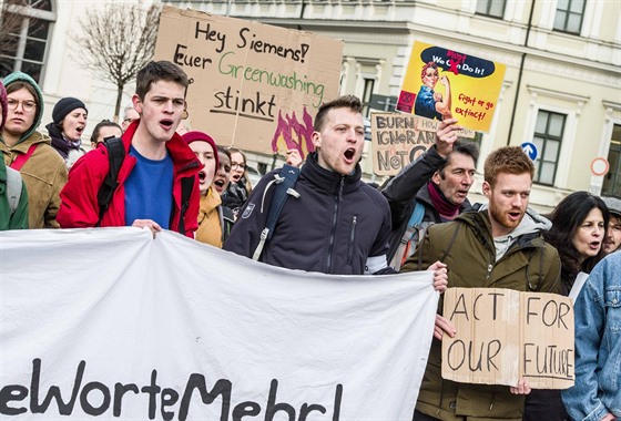 Proti zapojení spolenosti Siemens do tby uhlí v Austrálii protestovali...