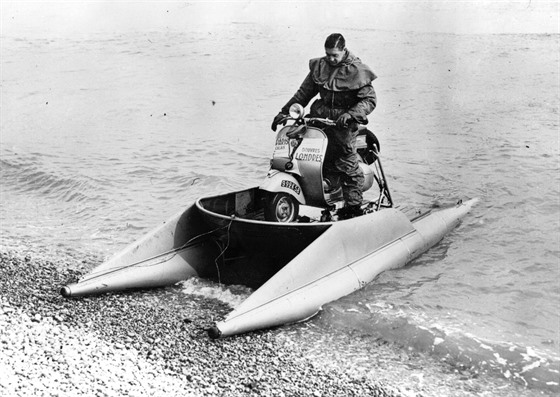 Francouzský motocyklista Georges Monneret po přistání u břehu v anglickém...