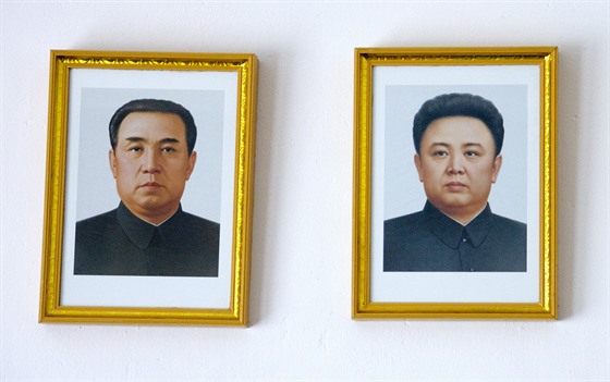 Portréty severokorejských vůdců Kim Ir-sena (vlevo) a Kim Čong-ila