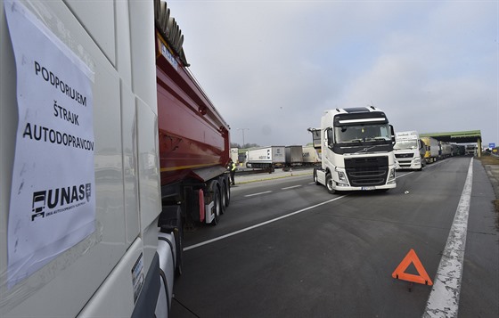 Nespokojení sloventí autodopravci ásten blokují provoz na hraniním...