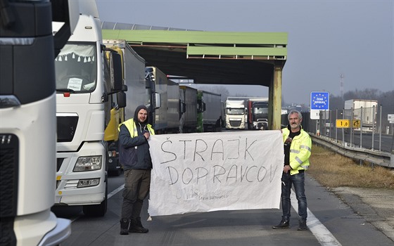 Nespokojení sloventí autodopravci blokovali provoz na hraniním pechodu Brodské-Beclav u na zaátku msíce.
