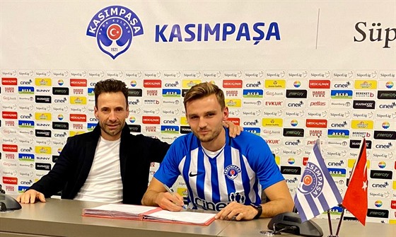 Tomá Beka (vpravo) a jeho manaer Viktor Kolá (vlevo) ze spolenosti Sport...