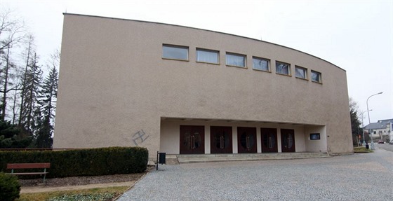 Posprejovaná budova divadla v Ústí nad Orlicí