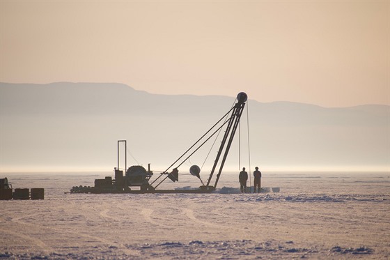 Jeden z jeřábů pracujících pro detektor Bajkal-GVD na zamrzlé hladině Bajkalu