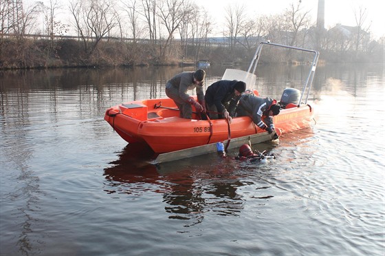 V Labi u Křešic se policejním potápěčům podařilo dohledat trosky letadla, které...