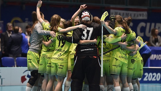 Florbalistky Vítkovic se radují z vítězství v zápase o třetí místo na Poháru...