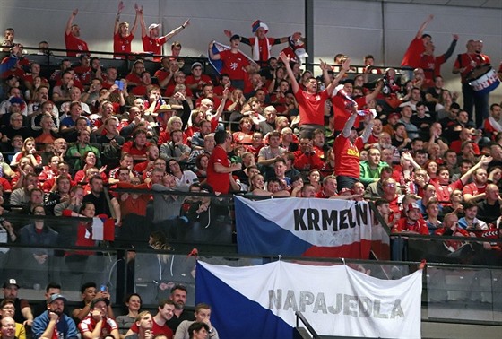 Čeští fanoušci ve Vídni během mistrovství Evropy házenkářů.